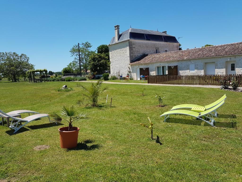 Bed and Breakfast Le Domaine De Bellevue Tanzac Exterior foto